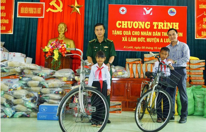 Tặng xe đạp cho học sinh vượt khó, vươn lên trong học tập. (Ảnh: Hồng Minh)
