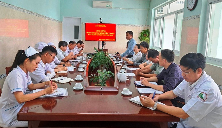 Đoàn công tác đã khảo sát thực trạng chương trình kiểm soát nhiễm khuẩn được triển khai tại hai bệnh viện, đặc biệt việc triển khai giám sát nhiễm khuẩn huyết, nhiễm khuẩn tiết niệu…