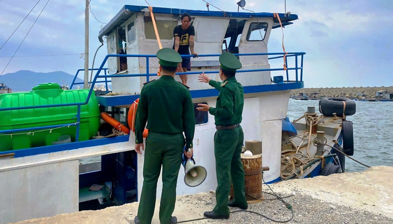 Bộ đội Biên phòng hướng dẫn tàu hàng vào neo đậu để phòng, chống bão tại cảng Chân Mây. (Ảnh: Võ Tiến)