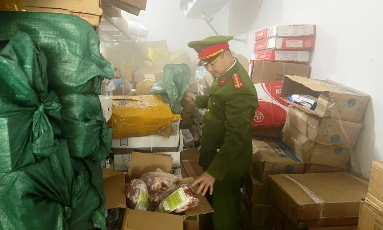 Quá trình kiểm tra, Công an thành phố Huế phát hiện tại kho hàng của bà Nguyễn Thị Sương với số lượng lớn hàng hóa không rõ nguồn gốc.