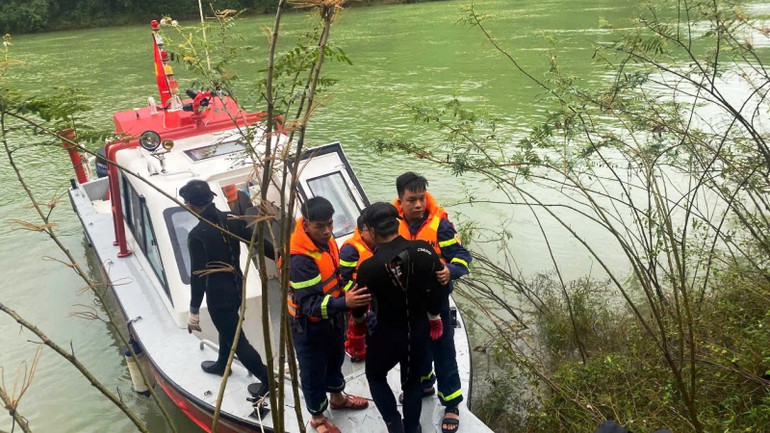 Lực lượng chức năng tỉnh Thừa Thiên Huế nhanh chóng có mặt tại hiện trường để thực hiện công tác cứu nạn, cứu hộ.