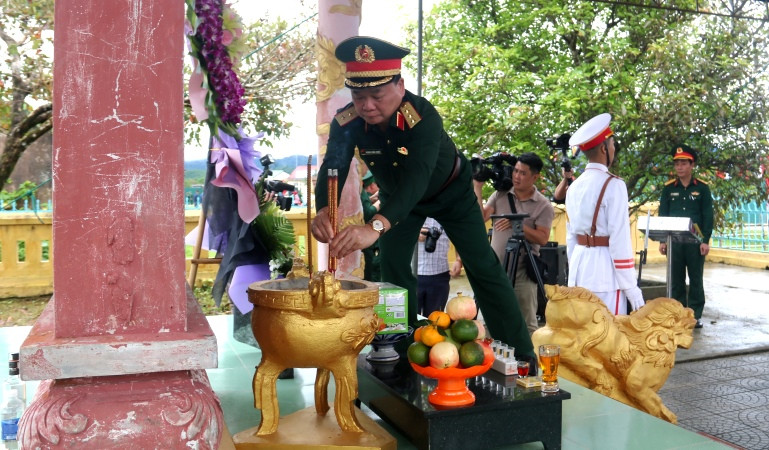 Thượng tướng Hoàng Xuân Chiến dâng hoa, dâng hương tưởng niệm các Anh hùng liệt sĩ đã hy sinh vì Tổ quốc tại Đài tưởng niệm liệt sĩ xã Đông Sơn (huyệ A Lưới).