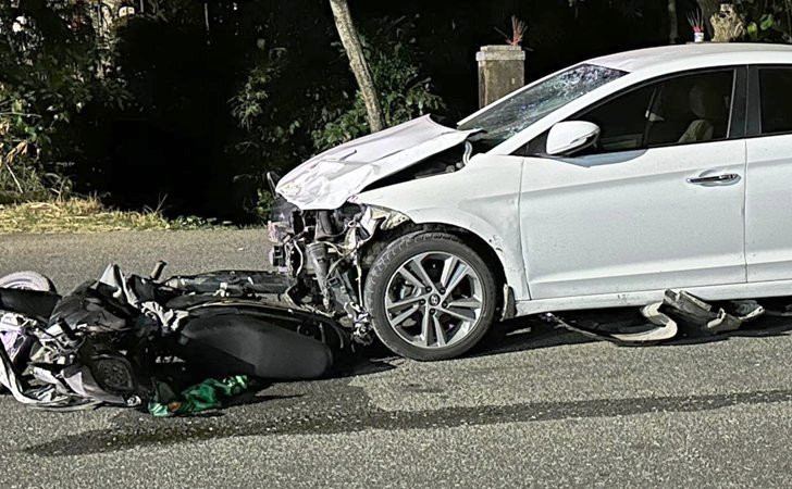 Hai phương tiện xe ô-tô và mô-tô bị hư hỏng nặng.