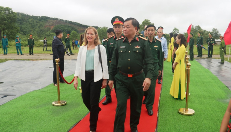 Thượng tướng Hoàng Xuân Chiến cùng lãnh đạo các cơ quan, đơn vị thuộc Bộ Quốc phòng và bà Aler Grubbs đến tham dự sự kiện Công bố hoàn thành xử lý hiện trường đất nhiễm chất độc dioxin tại sân bay A So (huyện A Lưới, tỉnh Thừa Thiên Huế) do Binh chủng Hóa học tổ chức ngày 24/10 tại xã Đông Sơn.