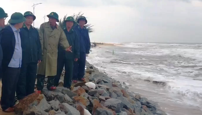 Bờ biển xã Phú Thuận, huyện Phú Vang có sóng dâng cao.