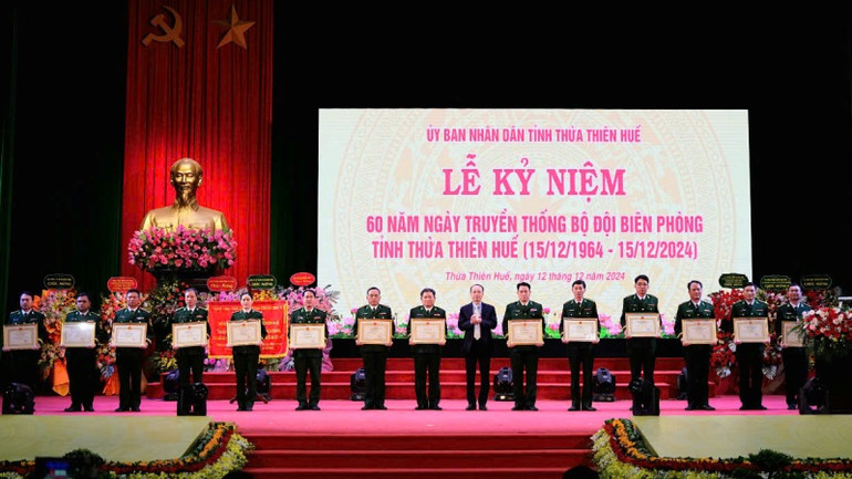 Và 15 cá nhân xuất sắc được Chủ tịch Ủy ban nhân dân tỉnh tặng Bằng khen. Và 15 cá nhân xuất sắc được Chủ tịch Ủy ban nhân dân tỉnh tặng Bằng khen.