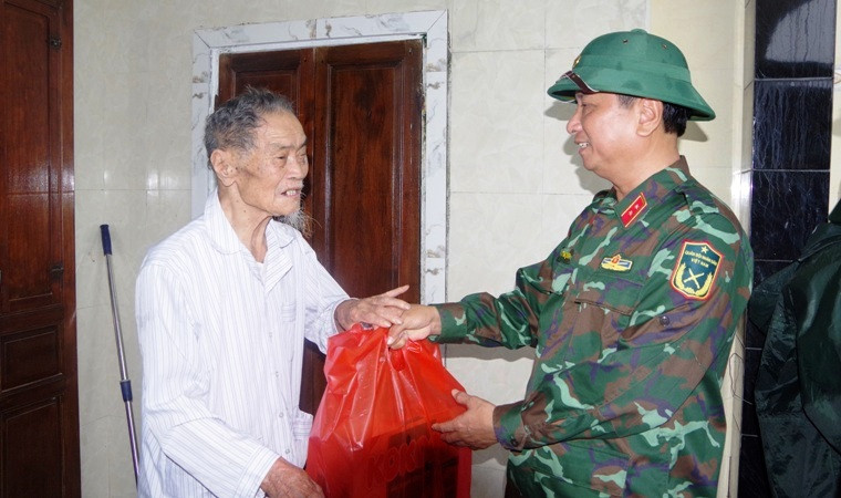 Trung tướng Hà Thọ Bình trao quà tặng gia đình chính sách, có công với cách mạng, neo đơn tại thôn Thủ Lễ 2, xã Quảng Phước.