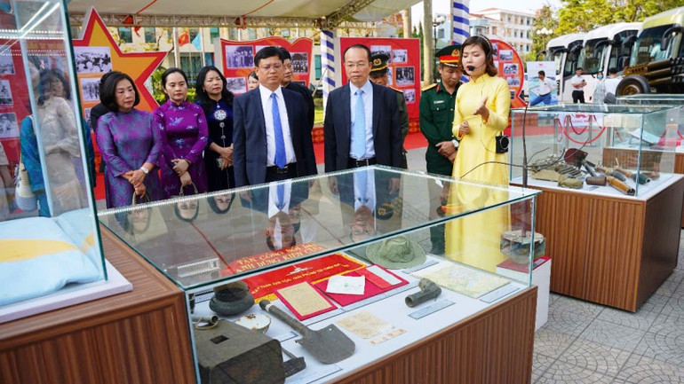 Các khu trưng bày về lịch sử đưa người xem về với quá khứ hào hùng của Huế. Các khu trưng bày về lịch sử đưa người xem về với quá khứ hào hùng của Huế.