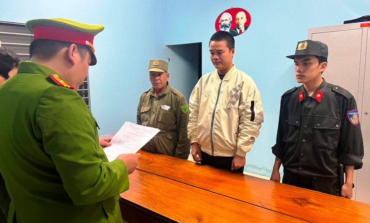 Cơ quan Công an đọc lệnh bắt Hoàng Anh Luân (áo khoác trắng), đối tượng cầm đầu đường dây cá độ bóng đá.