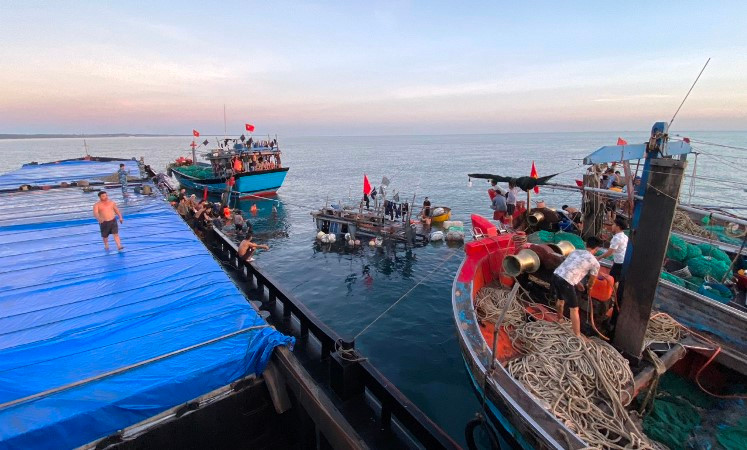 Chủ tàu đang phối hợp với lực lượng chức năng, Bộ đội Biên phòng tiến hành trục vớt tàu cá bị chìm. Chủ tàu đang phối hợp với lực lượng chức năng, Bộ đội Biên phòng tiến hành trục vớt tàu cá bị chìm.