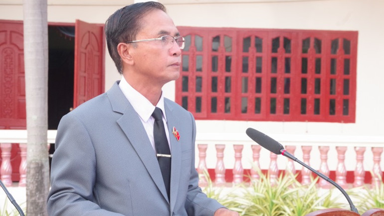 Đồng chí Si Hên Hom Sổm Bắt, Phó Bí thư Tỉnh ủy, Chủ tịch Hội đồng nhân dân, Trưởng ban Công tác đặc biệt tỉnh Salavan đọc điếu văn.