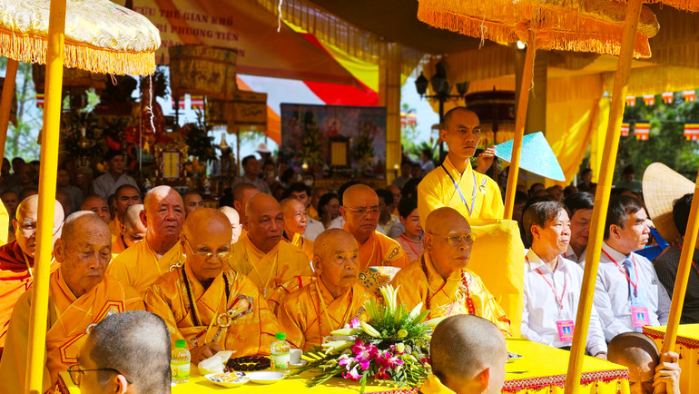 Chư tôn đức giáo phẩm Hội đồng Chứng minh, Hội đồng Trị sự Giáo hội Phật giáo Việt Nam, Chứng minh Ban Trị trị Giáo hội Phật giáo Việt Nam tỉnh chứng minh buổi lễ.