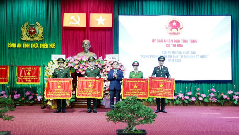 Chủ tịch Ủy ban nhân dân tỉnh Thừa Thiên Huế Nguyễn Văn Phương trao Cờ thi đua của Ủy ban nhân dân tỉnh tặng 4 tập thể.