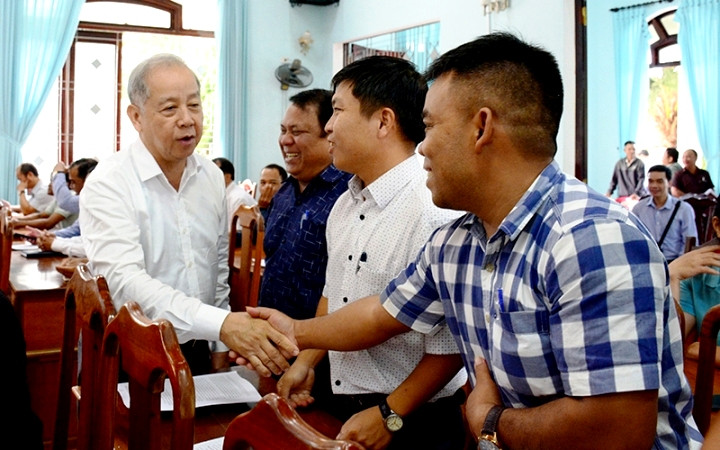 Phó Bí thư Thường trực Tỉnh ủy Phan Ngọc Thọ hỏi thăm, trò chuyện với cán bộ huyện A Lưới. (Ảnh: THANH ĐỊNH)