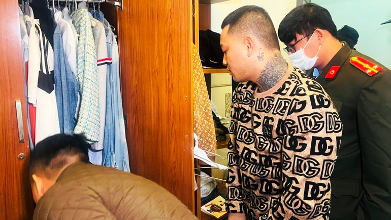 Tiến hành khám xét khẩn cấp nơi ở của các đối tượng, cơ quan công an đã thu giữ hơn 400 triệu đồng tiền mặt.