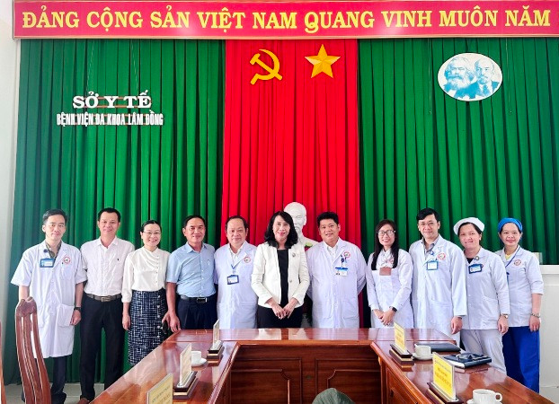 Đoàn công tác chụp ảnh kỷ niệm tại Bệnh viện đa khoa Lâm Đồng.