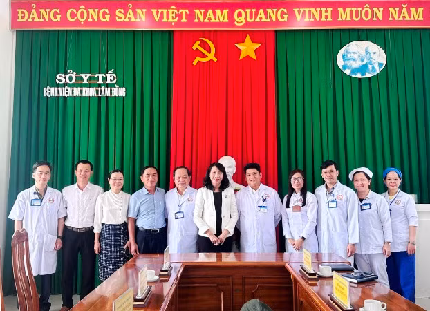 Đoàn công tác chụp ảnh kỷ niệm tại Bệnh viện đa khoa Lâm Đồng.