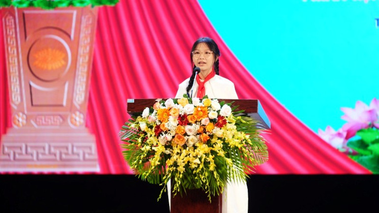 Đại diện các bạn thiếu nhi cả nước, em Nguyễn Đăng Minh Khánh, học sinh Trường THCS Nguyễn Chí Diểu (thành phố Huế) phát biểu tại buổi lễ.