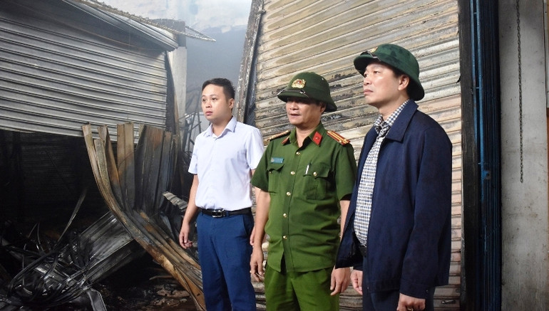 Sáng sớm cùng ngày, lãnh đạo Ủy ban nhân dân tỉnh Thừa Thiên Huế và đại diện Ban Giám đốc Công an tỉnh đã trực tiếp có mặt tại hiện trường chỉ đạo công tác chữa cháy.