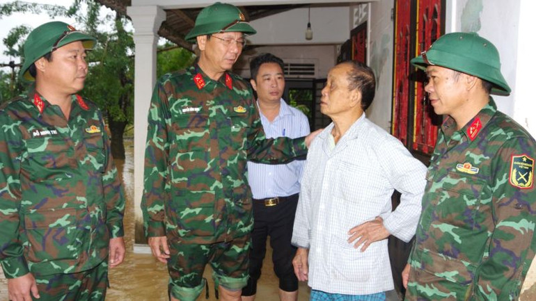 Đại tá Nguyễn Đình Khoa trao quà tặng gia đình ông Ngô Cháu (83 tuổi), ở thôn 7, xã Thủy Phù (thị xã Hương Thủy), bị ảnh hưởng nặng nề do mưa lũ gây ra. Đại tá Nguyễn Đình Khoa trao quà tặng gia đình ông Ngô Cháu (83 tuổi), ở thôn 7, xã Thủy Phù (thị xã Hương Thủy), bị ảnh hưởng nặng nề do mưa lũ gây ra.