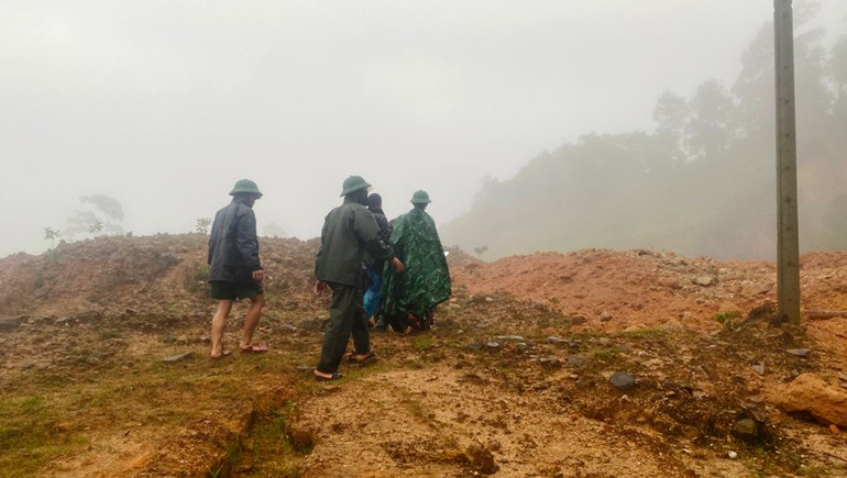 Lực lượng chức năng huyện A Lưới đã đi kiểm tra, tiến hành chốt chặn, hướng dẫn bà con không qua lại tuyến đường này.