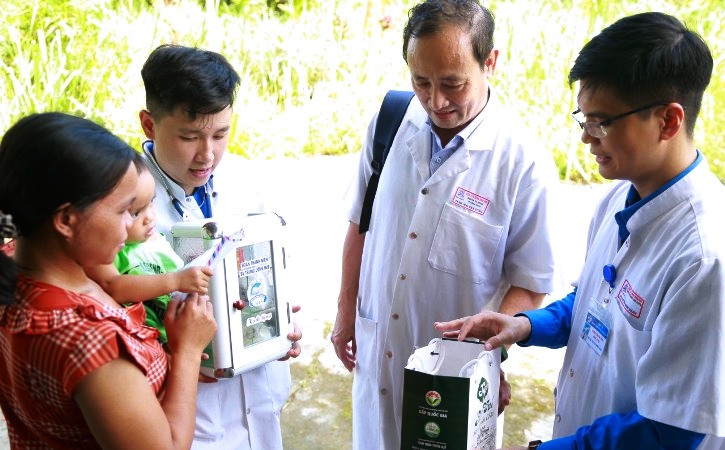 Đoàn còn tặng 10 tủ thuốc y tế cùng các phần quà và trang thiết bị y tế cần thiết trong gia đình cho các gia đình chính sách trên địa bàn xã Thượng Long. Đoàn còn tặng 10 tủ thuốc y tế cùng các phần quà và trang thiết bị y tế cần thiết trong gia đình cho các gia đình chính sách trên địa bàn xã Thượng Long.