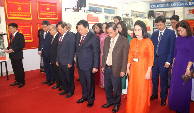 Đồng chí Nguyễn Xuân Thắng cùng lãnh đạo Tỉnh ủy Thừa Thiên Huế và các ban, ngành dành phút mật niệm tưởng nhớ Chủ tịch Hồ Chí Minh và các vị tiền bối.