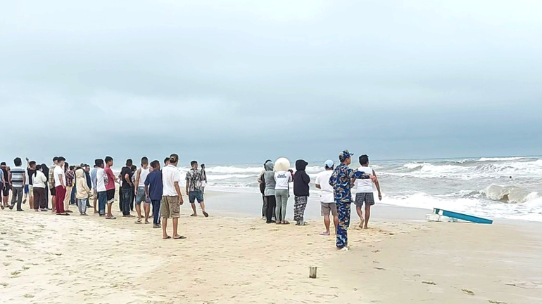 Người thân các ngư dân lo lắng cho sự an toàn của người nhà. (Ảnh: NGUYỄN LONG)