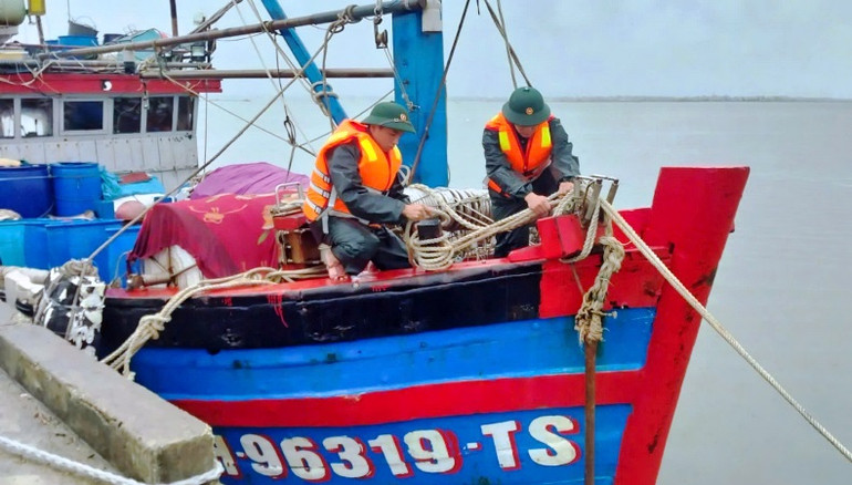 Lực lượng Bộ đội Biên phòng Thừa Thiên Huế giúp dân vùng biển neo đậu tàu thuyền ở khu vực trú bão an toàn. (Ảnh: VT)