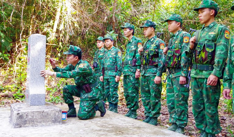 Đoàn công tác tô sơn lại số hiệu cột mốc quốc giới 667 bên phía Việt Nam. (Ảnh: Võ Tiến) Đoàn công tác tô sơn lại số hiệu cột mốc quốc giới 667 bên phía Việt Nam. (Ảnh: Võ Tiến)