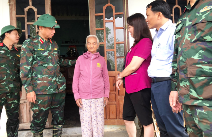 Trung tướng Hà Thọ Bình thăm hỏi, động viên và tặng quà gia đình bị ảnh hưởng do mưa, lũ tại xóm Đảo, thôn Thủ Lễ 2, xã Quảng Phước (huyện Quảng Điền).