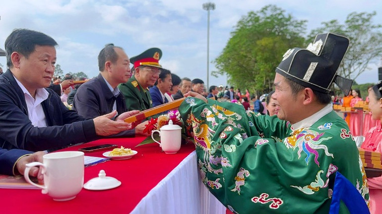 Hoạt động tặng lịch cho đại biểu tham dự và du khách tại Lễ Ban Sóc.