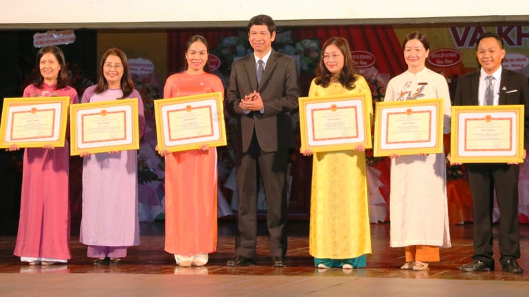 Thứ trưởng Hồ An Phong trao Bằng khen của Bộ Văn hóa, Thể thao và Du lịch tặng các tập thể và cá nhân có thành tích xuất sắc.