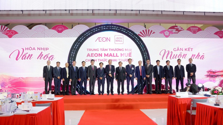 Tổng Lãnh sự Nhật Bản tại Đà Nẵng Mori Takero cùng lãnh đạo Bộ Công thương, lãnh đạo AEON MALL Việt Nam và tỉnh Thừa Thiên Huế chụp ảnh lưu niệm tại ngày khai trương.