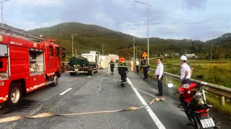 Các phương tiện và lực lượng được huy động đến hiện trường phòng ngừa sự cố cháy nổ do hiện tượng tràn dầu ra đường. (ảnh: CTV)