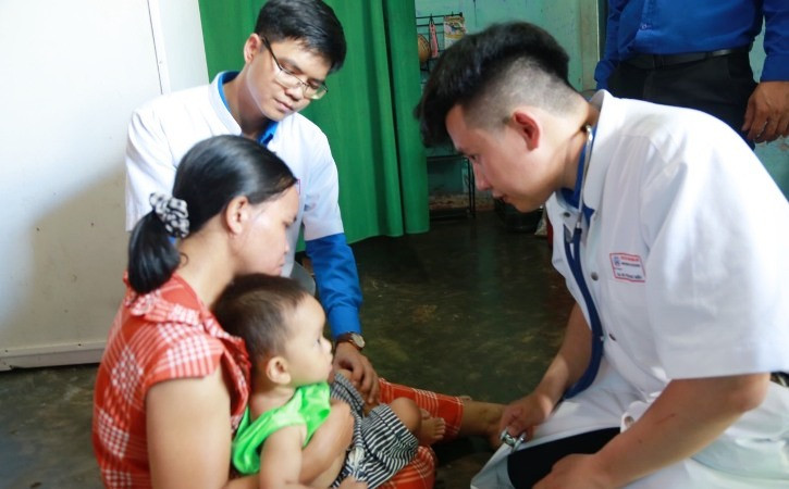 Các thầy thuốc trẻ hướng dẫn, tư vấn khám bệnh cho người dân nghèo. Các thầy thuốc trẻ hướng dẫn, tư vấn khám bệnh cho người dân nghèo.