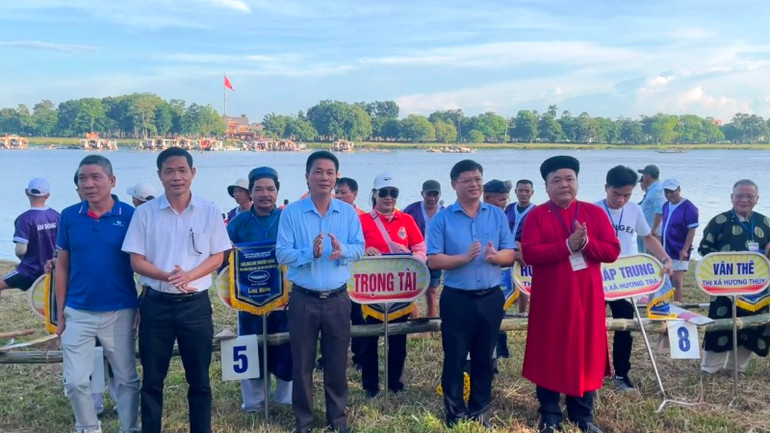 Ban tổ chức giải trao cờ lưu niệm cho các đội.