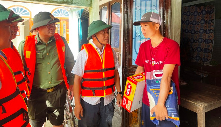 Các đồng chí Bí thư Tỉnh ủy Lê Trường Lưu và Chủ tịch Ủy ban nhân dân tỉnh Nguyễn Văn Phương ân cần thăm hỏi, tặng quà người dân vùng rốn lũ Quảng Điền.