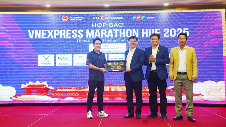 Ban Tổ chức VnExpress Marathon Hue 2025 tặng bộ Huy chương VnExpress Marathon cho lãnh đạo thành phố Huế. (Ảnh: BTC)