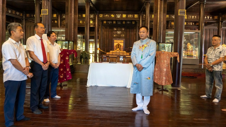 Ông Phạm Xuân Cương (hậu duệ của hoàng tộc triều Nguyễn) được bà bà Công Tôn Nữ Kim Chi ủy quyền để trao hai hiện vật áo dài quý hiếm cho Huế.