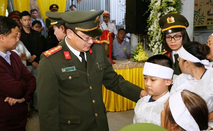 Đại tá Nguyễn Thanh Tuấn, Giám đốc Công an tỉnh Thừa Thiên Huế thăm hỏi, động viên gia quyến.