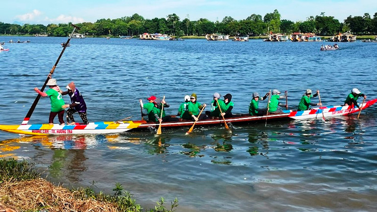 Các vận động viên đội nữ tranh tài quyết liệt khi về đích.