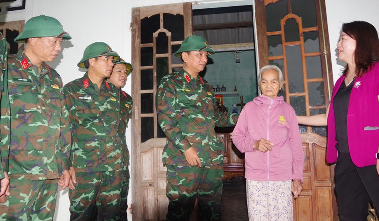 Cùng ngày, Trung tướng Hà Thọ Bình, Tư lệnh Quân khu 4 cùng Đoàn công tác đến kiểm tra, nắm tình hình và thăm hỏi, tặng quà các gia đình bị ảnh hưởng do mưa lũ tại xóm Đảo, thôn Thủ Lễ, xã Quảng phước (huyện Quảng Điền).