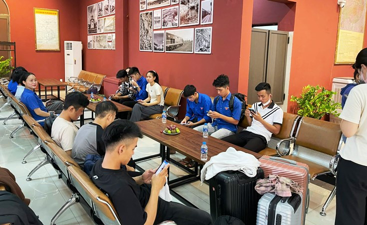 Các bạn tình nguyện viên chờ Tàu SE4 xuất phát.