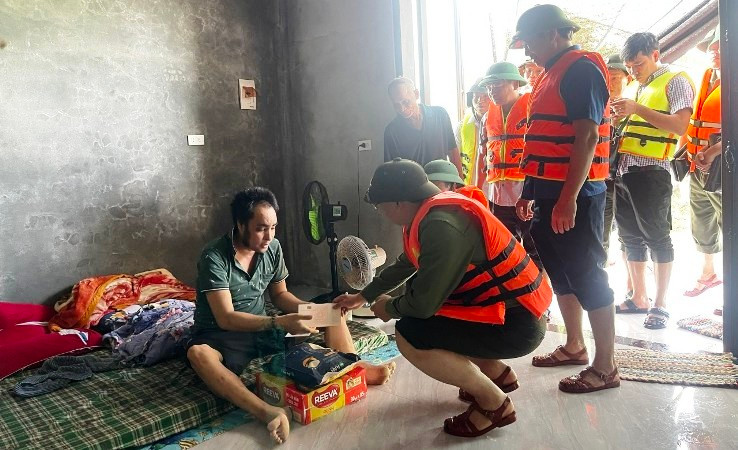 Đại tá Nguyễn Thanh Tuấn thăm hỏi, tặng quà động viên bà con người dân ở hai xã Quảng An và Quảng Thành (huyện Quảng Điền).