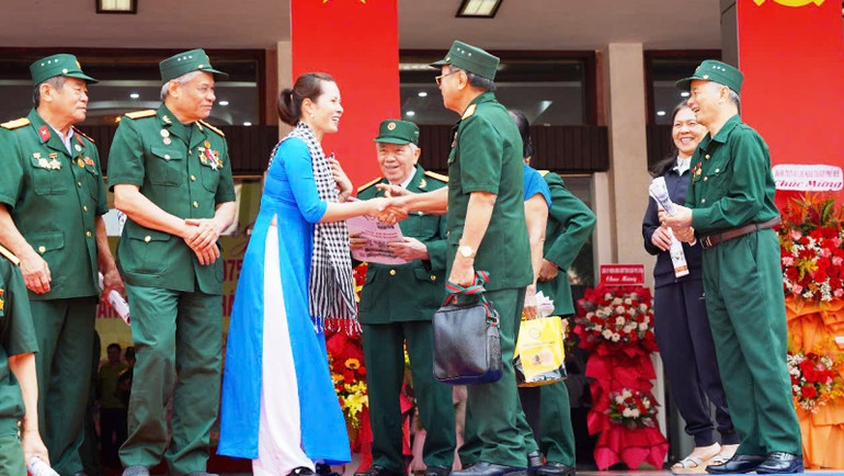 Các cựu chiến binh từng tham gia trận đánh lịch sử năm 1975 bên đồng đội.