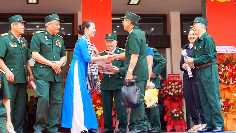 Các cựu chiến binh từng tham gia trận đánh lịch sử năm 1975 bên đồng đội.