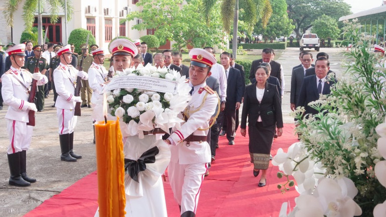 Lãnh đạo, chính quyền tỉnh Salavan dâng hương, dâng hoa các Anh hùng liệt sĩ.