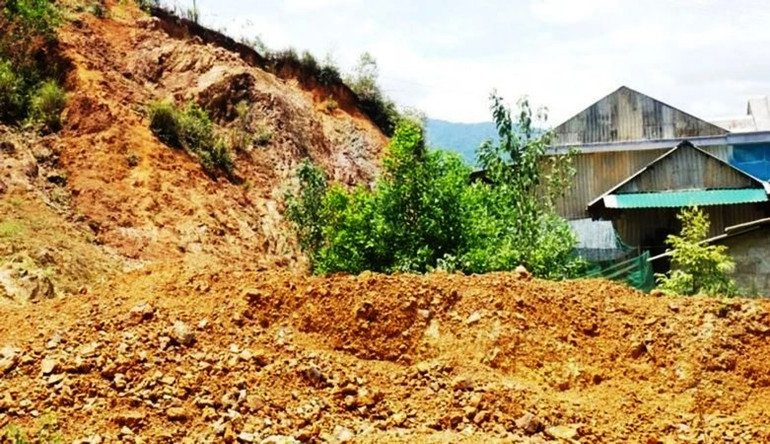 Tại huyện miền núi A Lưới thường xuyên xảy ra sạt lở đất đá đồi núi, các địa bàn dân cư.