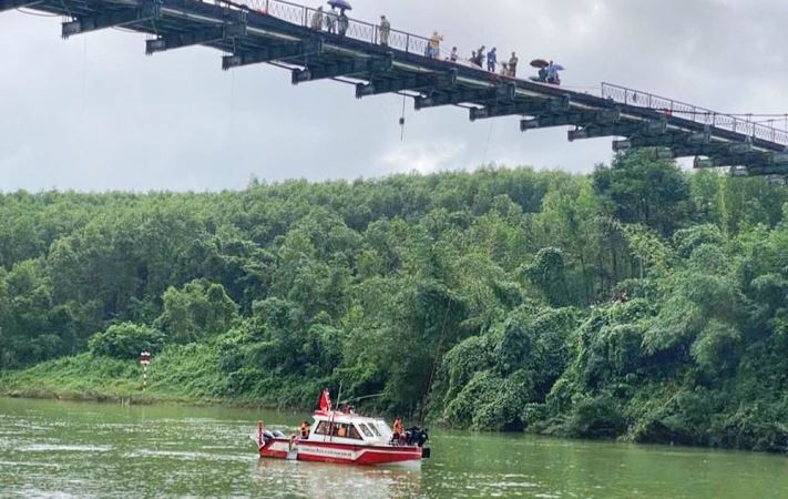 Trong hơn 2 ngày qua, lực lượng chức năng đã nỗ lực tìm kiếm các nạn nhân mất tích và đã tiến hành trục vớt xe chở rác gặp nạn đưa lên bờ sau vụ tai nạn rơi xuống sông.